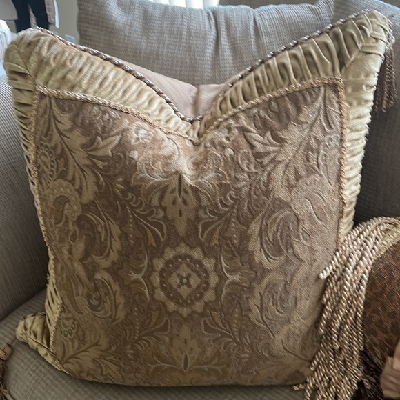 queen bedding w 3 pillows - Picture 2 of 3